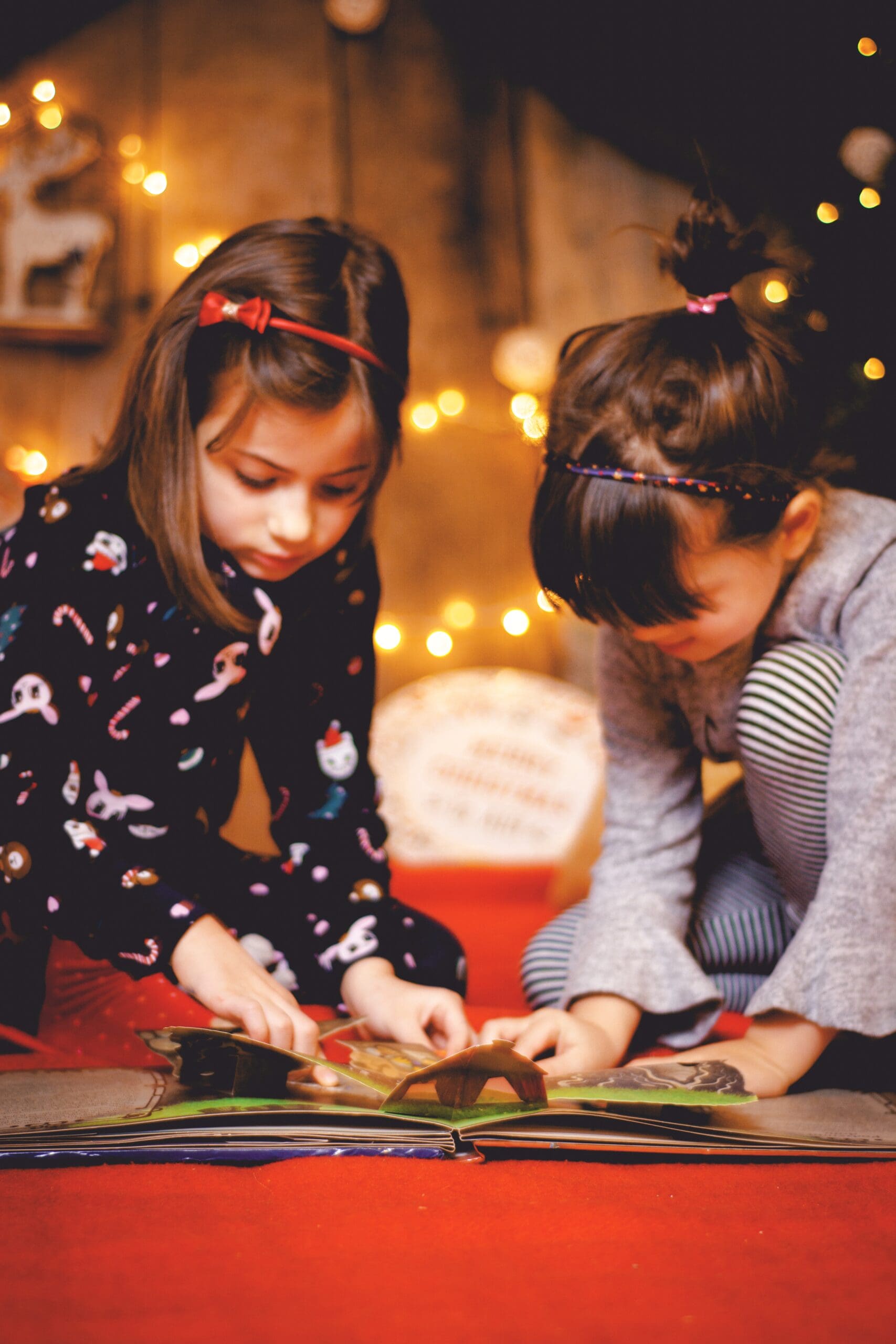 Educational Toys two girls playing with pop-up book - Toddler Toys Educational Toys two girls playing with pop-up book